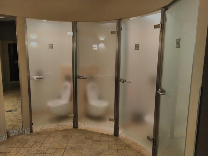 phòng vệ sinh kỳ lạ