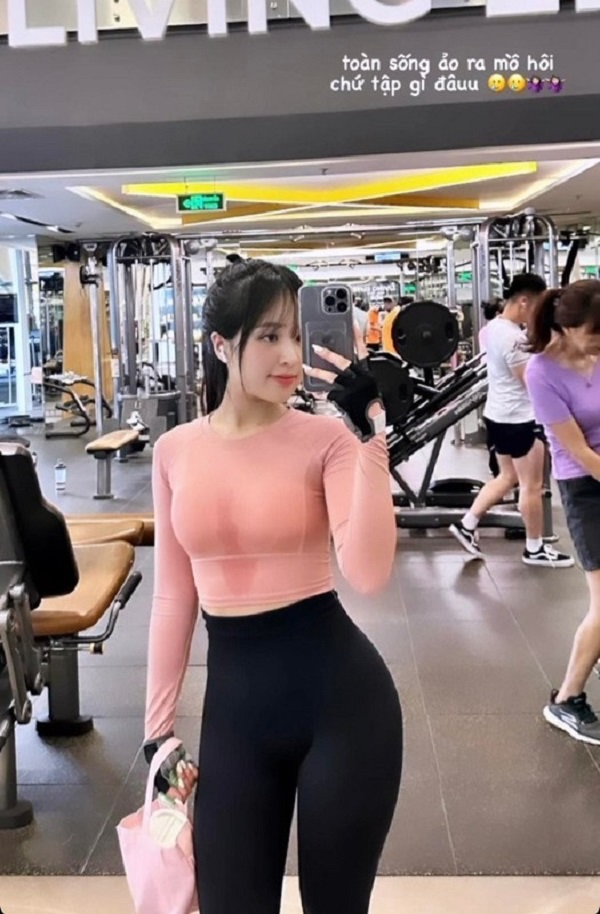 Chăm chỉ khoe đường cong sóng thần trong phòng gym, hot girl răng khểnh bị soi “làm màu“