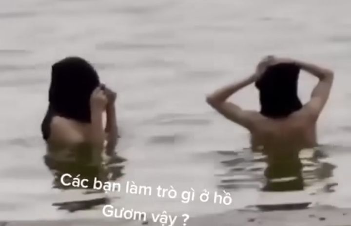Clip 2 cô gái "hồn nhiên" trùm đầu tắm rửa kỳ cọ ở Hồ Gươm gây phẫn nộ