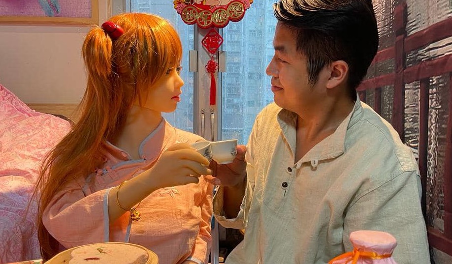 Người đàn ông lấy búp bê anime làm vợ hé lộ cuộc sống bất ngờ sau kết hôn