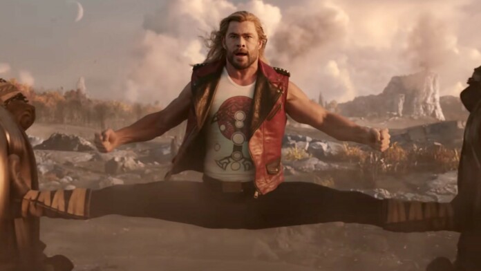 Chris Hemsworth thừa nhận “Thor 4” là bộ phim “hết sức ngớ ngẩn”