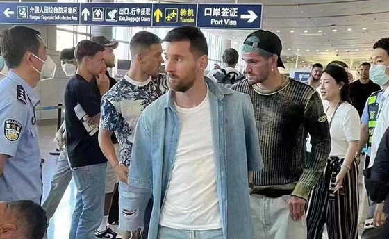 Siêu sao Lionel Messi bị giữ lại sân bay Bắc Kinh, Trung Quốc 