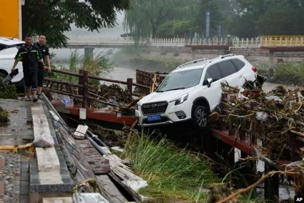 Trung Quốc hứng mưa lũ lớn nhất trong 140 năm: Cầu gãy thành đôi, ô tô lạc trôi trong biển nước