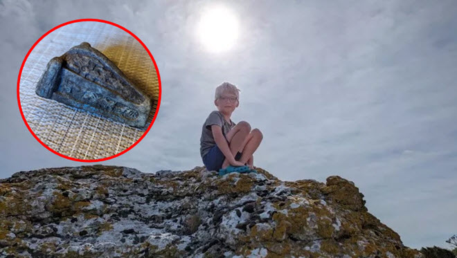 Cậu bé 8 tuổi tìm thấy kho báu 900 tuổi trên bãi biển
