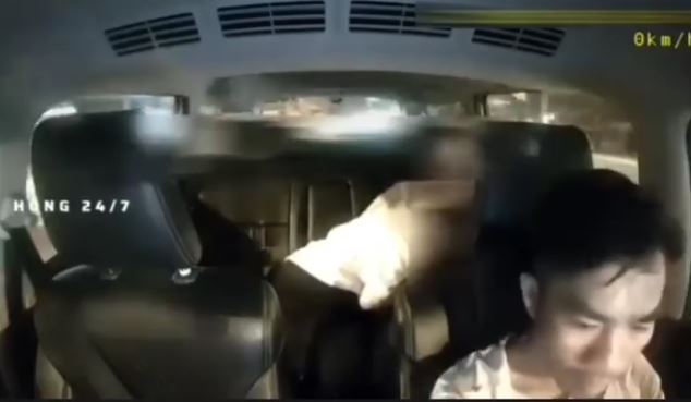 Full clip cặp đôi ăn kem trên xe taxi: Chỉ 1 phút 39 giây nhưng khiến tài xế nóng mặt 