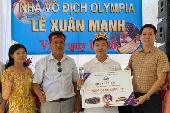 Vân Anh Limousine tặng 5 năm đi xe miễn phí cho nhà vô địch Đường lên đỉnh Olympia 2023