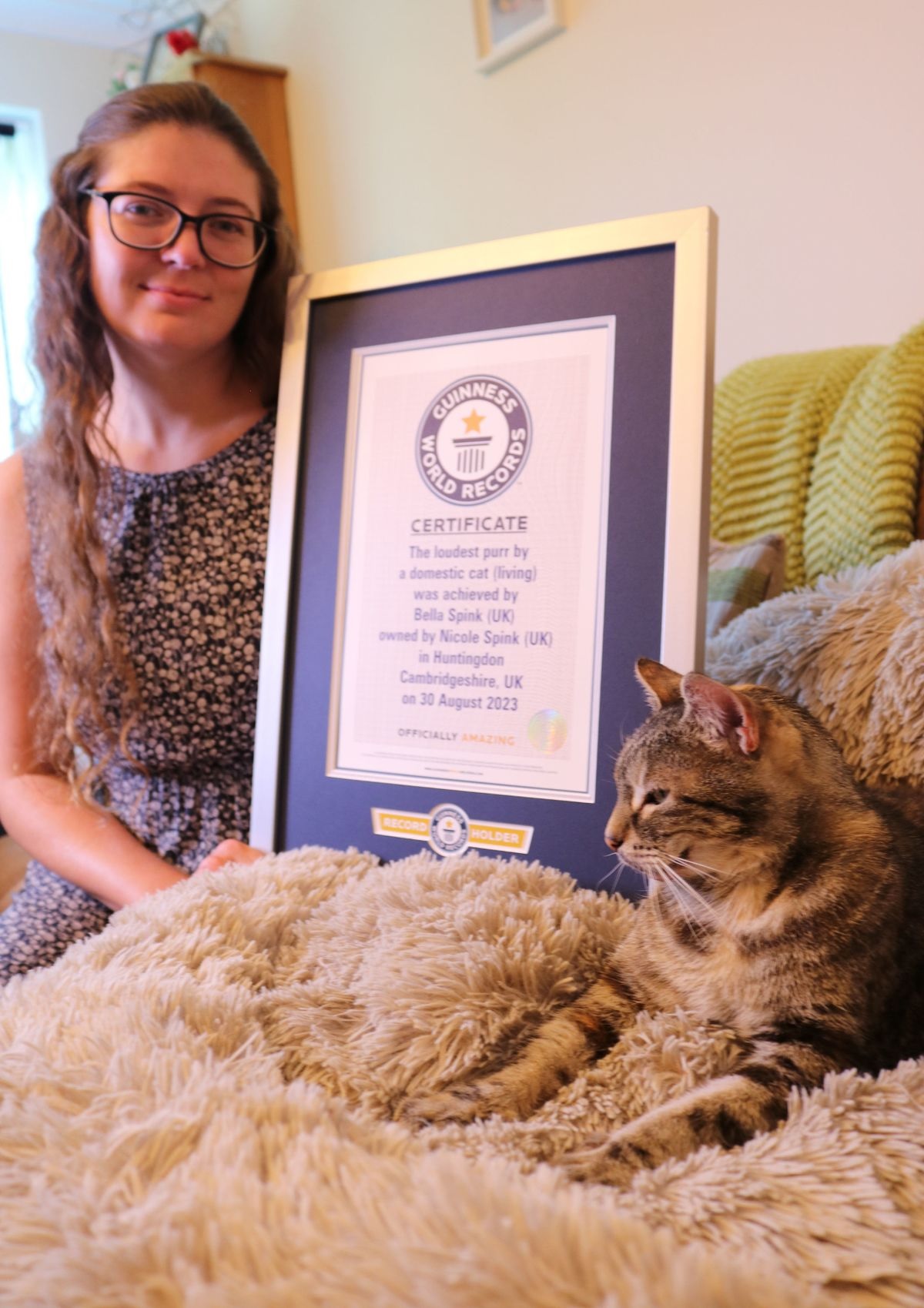 chú mèo phá kỷ lục Guinness với tiếng gừ gừ