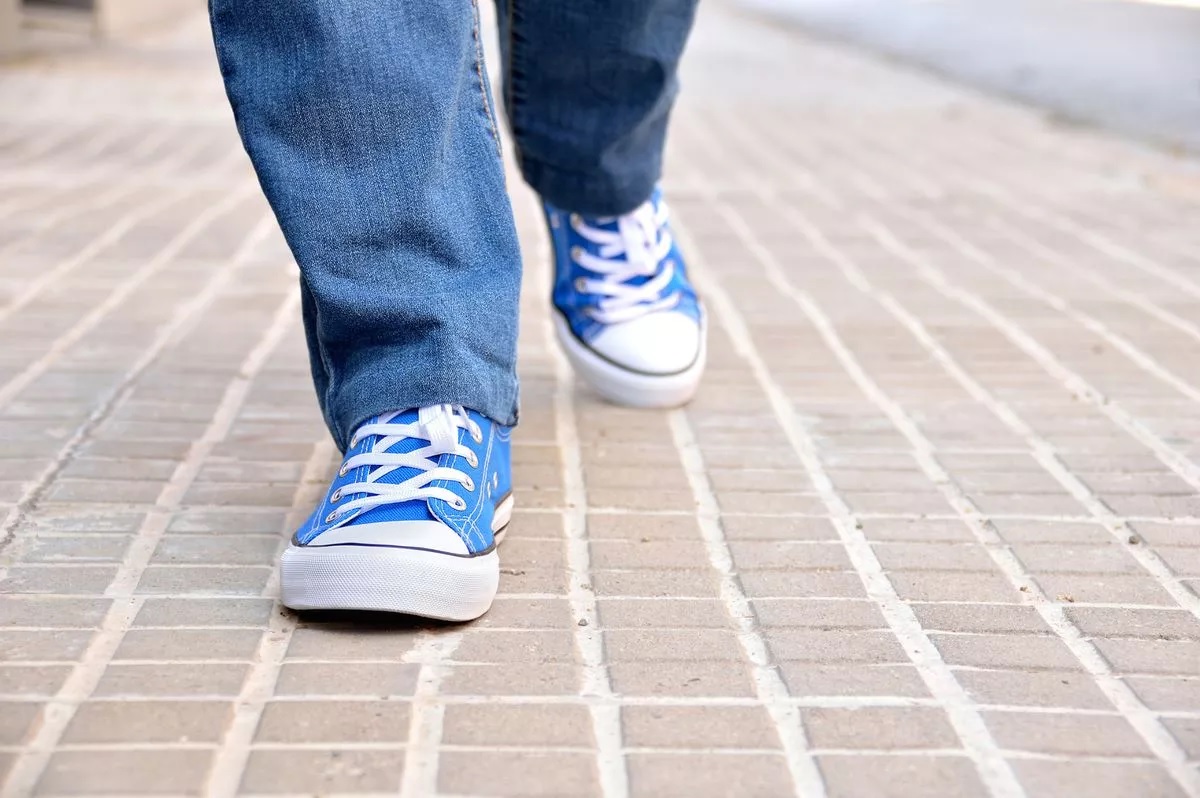 người đi bộ chậm chạp nhiều khả năng đi sớm hơn