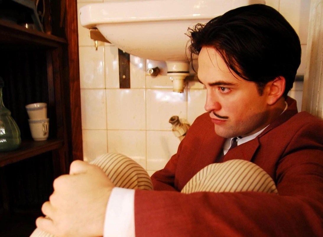 Robert Pattinson nói về cảnh nóng đồng tính đầu đời, hé lộ mình ngố như Mr Bean