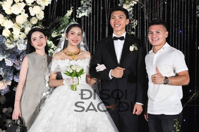 Bạn gái Quang Hải mang "tượng sáp" đến đám cưới Đoàn Văn Hậu