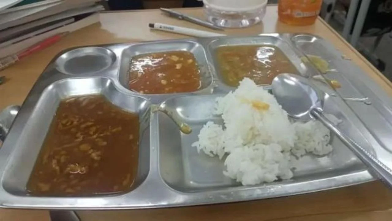 Phụ huynh phẫn nộ khi nhìn suất ăn của học sinh cấp 3: Ít cơm và toàn là nước êy