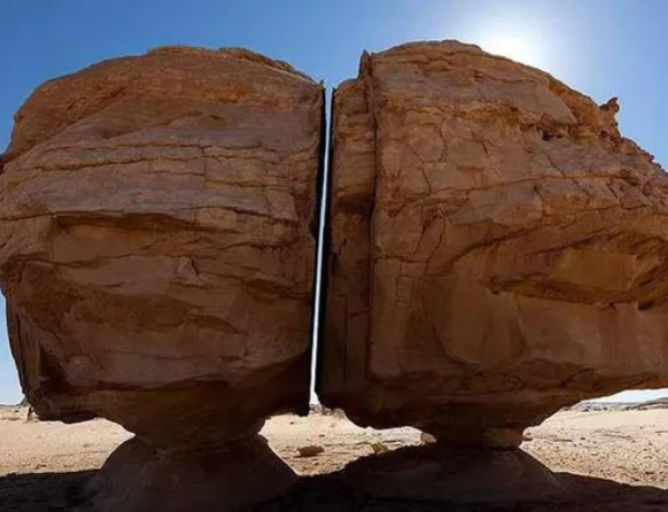Vén màn bí ẩn tảng đá nghìn năm giữa sa mạc bị cắt đôi một cách hoàn hảo, nghi có thế lực ngoài hành tinh?