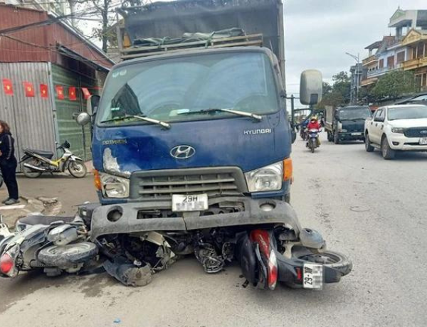Hà Nội: Ô tô tải "var" hàng loạt xe máy, một người tuvong