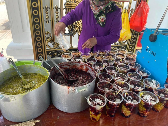 Xôn xao cụ bà ở Vĩnh Phúc ngày ngày "tần tảo" bán chè trong biệt thự to nhất làng: Nghe giá 1 cốc chè mà choáng