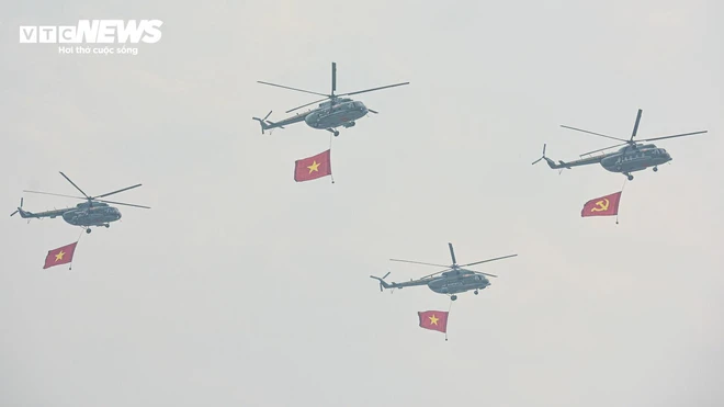 Dàn trực thăng trình diễn treo cờ trên bầu trời Điện Biên, tự hào kỷ niệm 70 năm chiến thắng Điện Biên Phủ