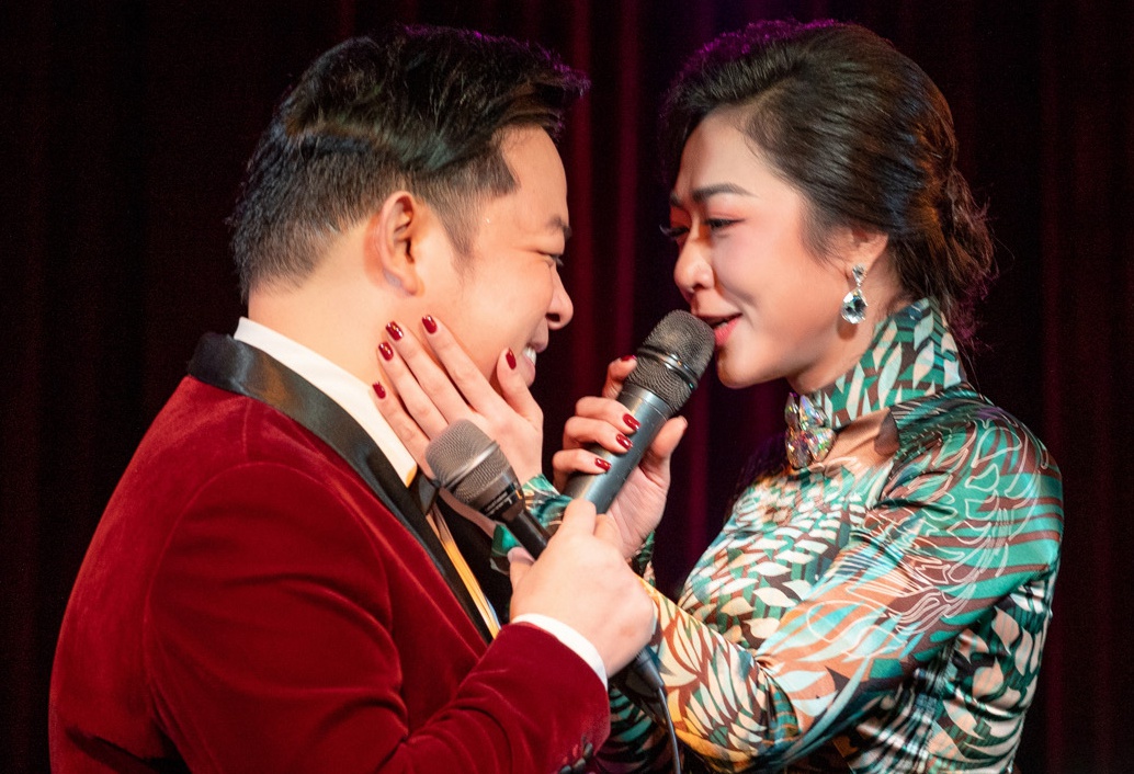 Vợ cũ "vua cá Koi" và Quang Lê công khai nắm tay, tiết lộ chuyện đám cưới trước hàng nghìn khán giả