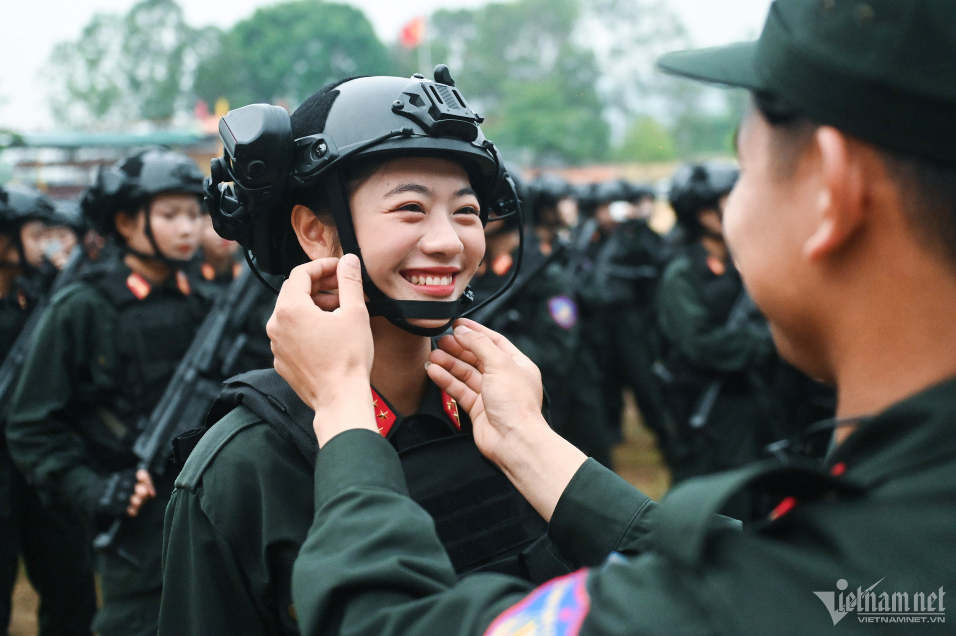 Bóng hồng 2k5 xinh đẹp đi đầu khối trong hàng ngũ Cảnh sát diễu binh Điện Biên Phủ