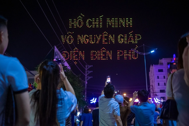 Bầu trời Điện Biên rực rỡ với màn "xếp hình" của 700 drone phát sáng, tự hào 2 tiếng "Việt Nam"