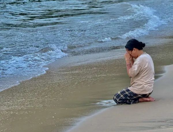 Câu chuyện buồn nhất lúc này: Người mẹ g.ục khóc, cầu nguyện bên bãi biển Lăng Cô mong chờ một phép màu