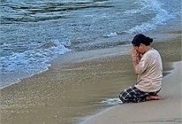 Câu chuyện buồn nhất lúc này: Người mẹ g.ục khóc, cầu nguyện bên bãi biển Lăng Cô mong chờ một phép màu