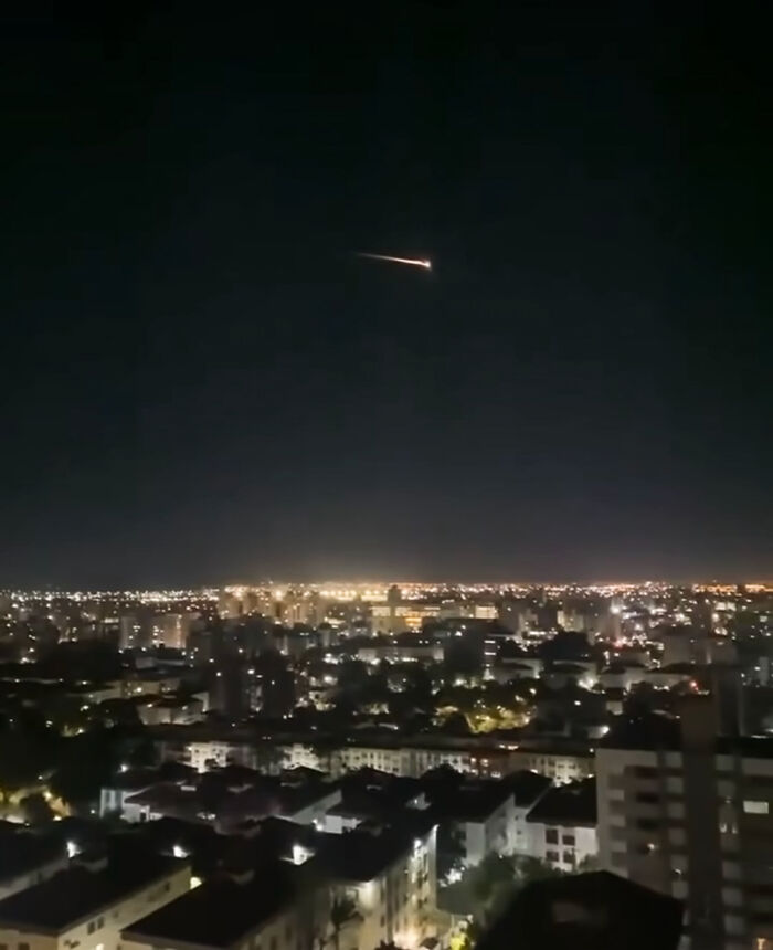 Cô gái vô tình quay được video về một mảnh sao chổi