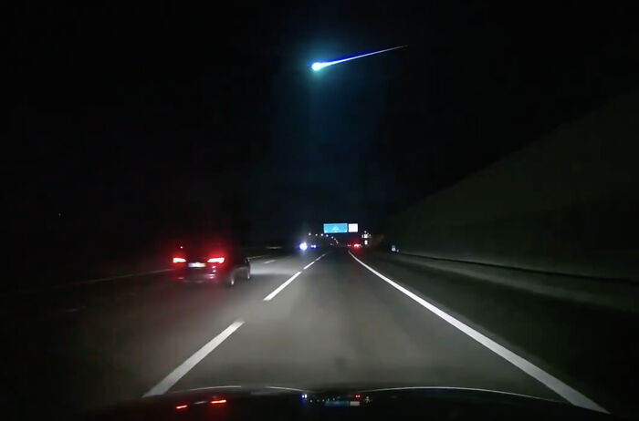 Cô gái vô tình quay được video về một mảnh sao chổi