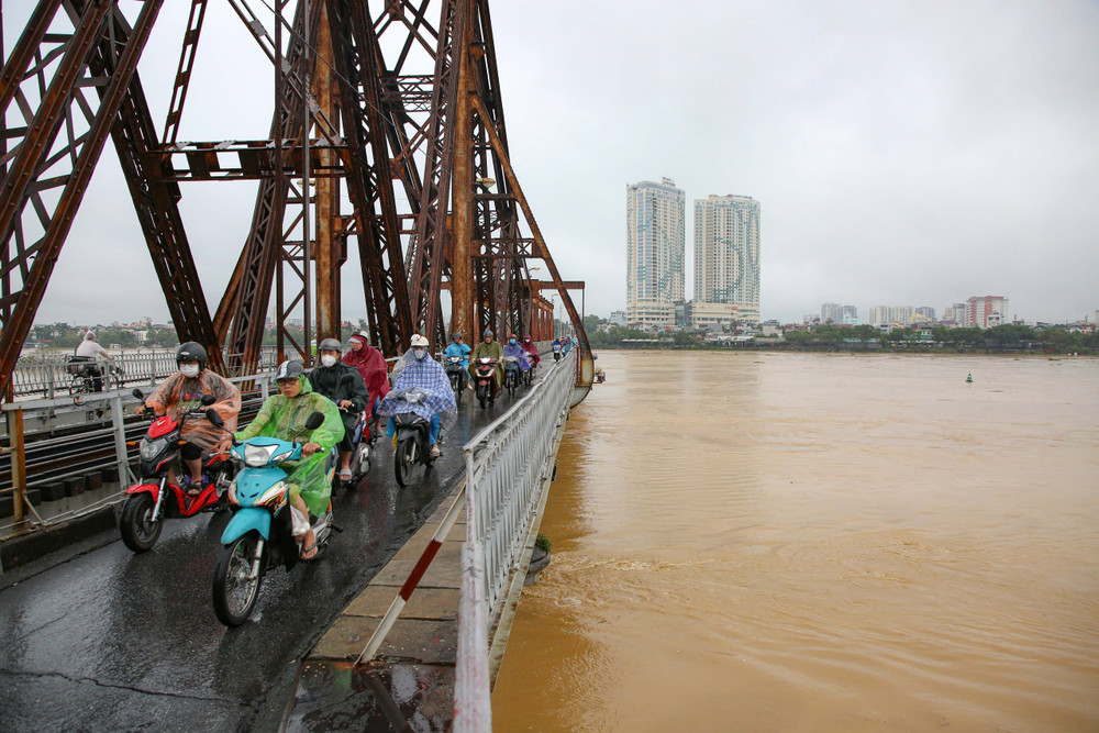 HÀ NỘI VÀ VEN BIỂN TIẾP TỤC ĐÓN MÂY ĐỐI LƯU LỚN TỪ BIỂN VÀO, KHẢ NĂNG MƯA LỚN CỤC BỘ