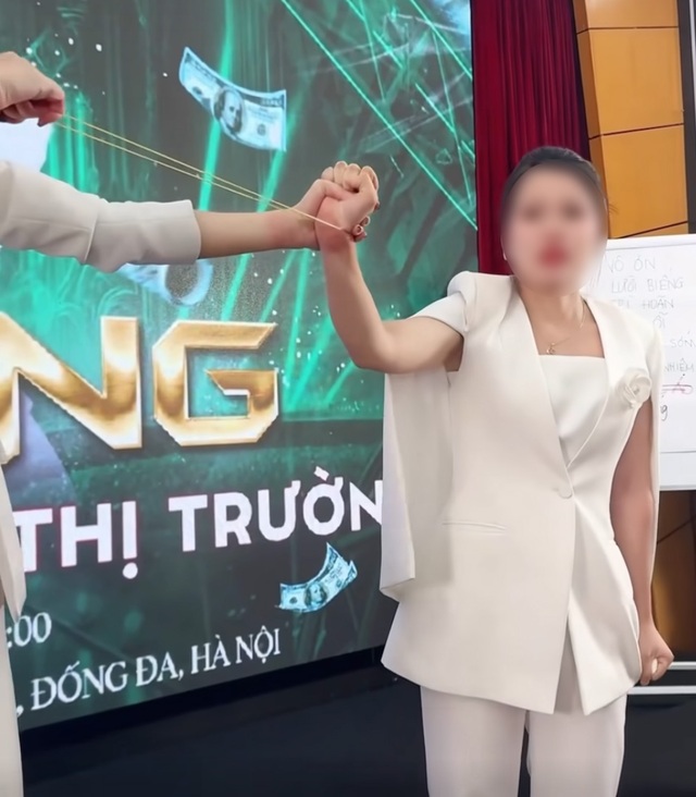 Trưởng nhóm bị cấp trên bắn chun vào cổ tay lên tiếng tiết lô mục đích "cao cả" phía sau: Không ở trong cuộc không hiểu đâu